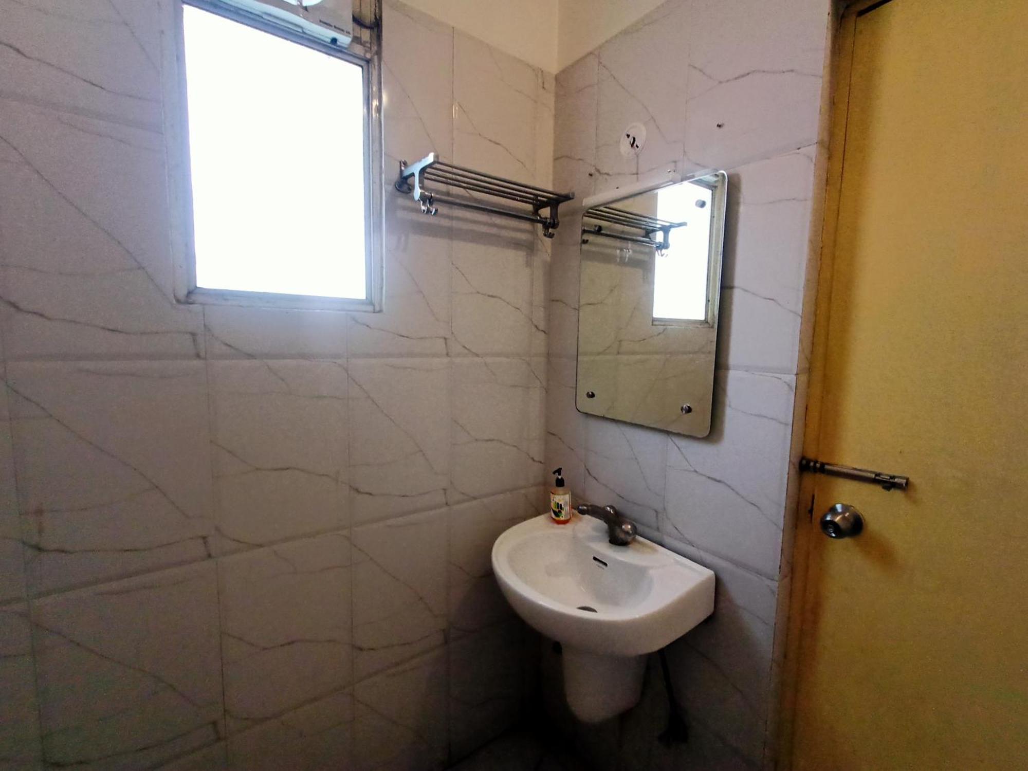 Hotel Global Inn -1 Km From Railway Station - Lift Food And Free Parking Lucknow Esterno foto