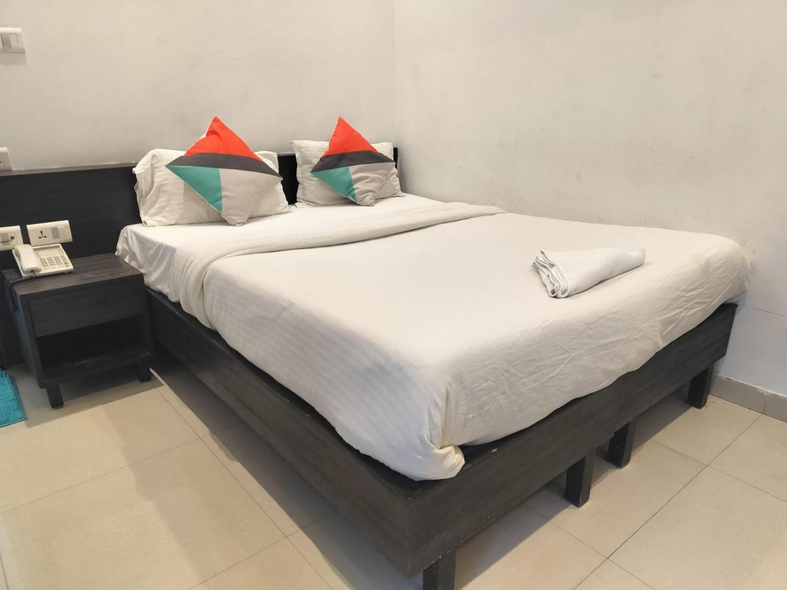 Hotel Global Inn -1 Km From Railway Station - Lift Food And Free Parking Lucknow Camera foto