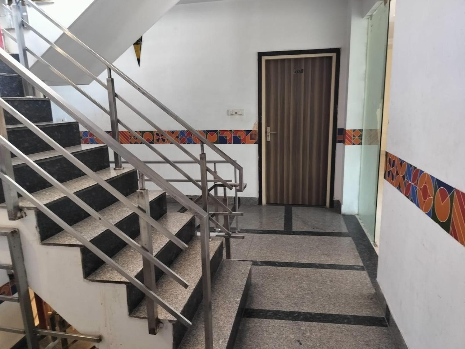 Hotel Global Inn -1 Km From Railway Station - Lift Food And Free Parking Lucknow Esterno foto